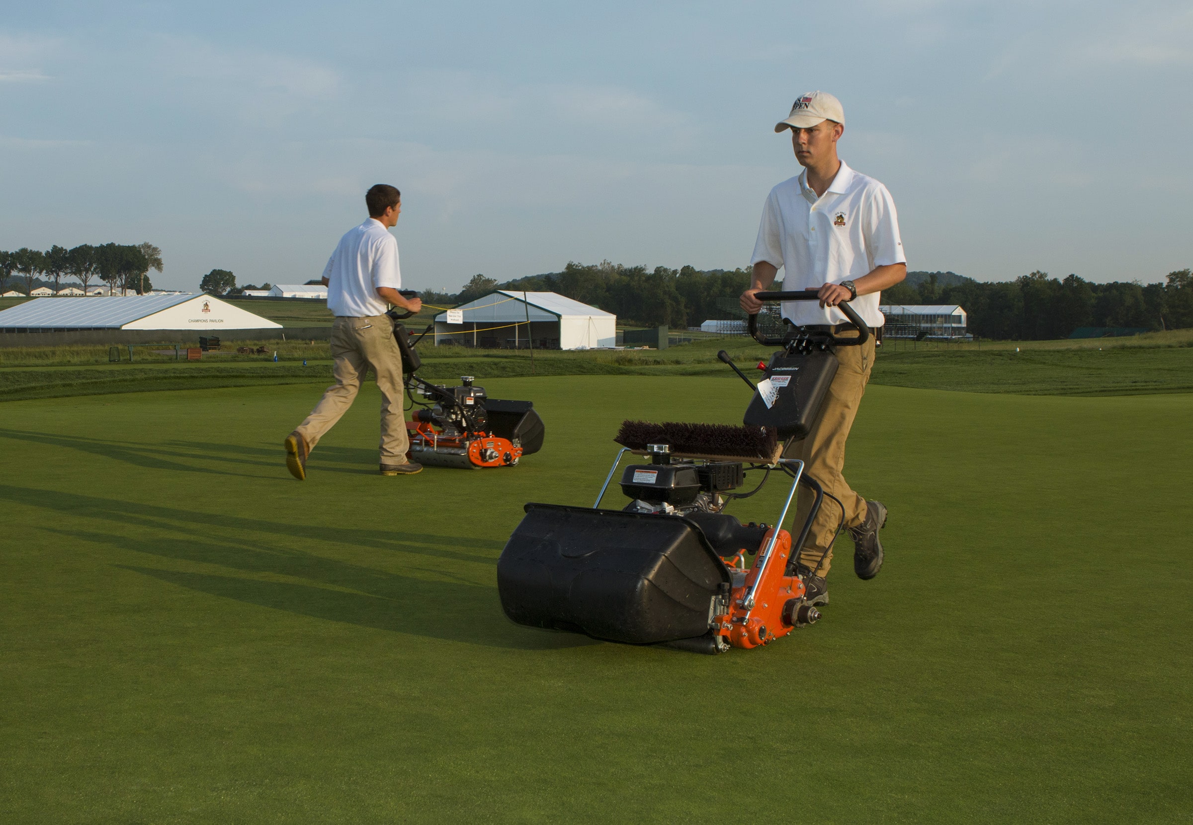 El equipo de mantenimiento de Oakmont Country Club se incrementará a 125-150 integrantes durante la semana del Open, con voluntarios provenientes de todas partes del país.