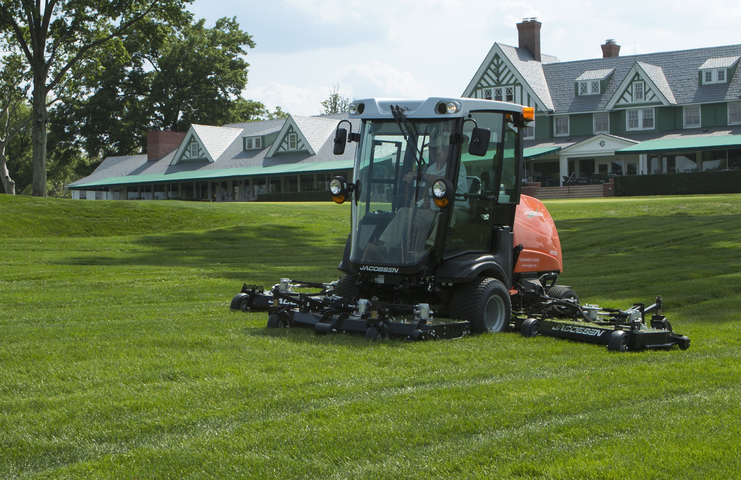Oakmont Country Club recurrió a la nueva máquina de corte rotativa de 14 pies, HR700, de Jacobsen para satisfacer las especificaciones de la USGA respecto de los roughs, que exigen una altura de corte de 4.5 pulgadas. La máquina de corte se ve aquí frente al icónico clubhouse de Oakmont.
