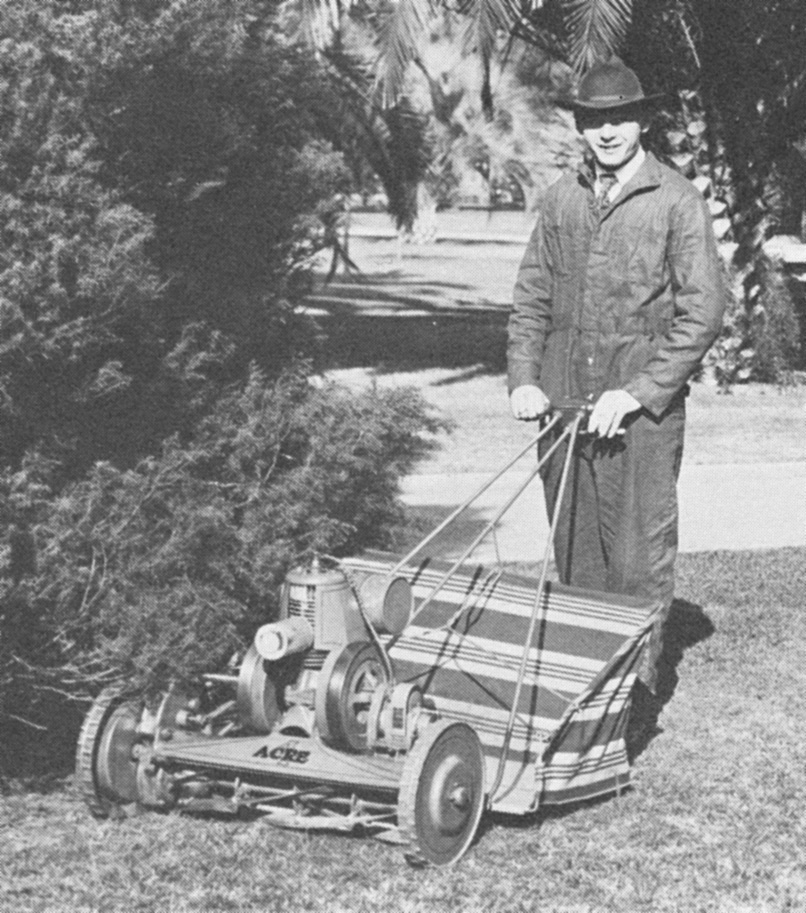 Oscar Jacobsen funda la compañía en 1921 e introduce la máquina de corte 4-Acres. 